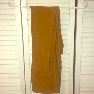 Lularoe mustard leggings.